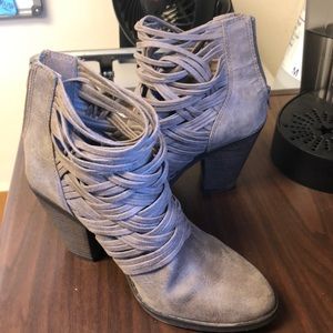 Super cute faux leather booties, zip up back